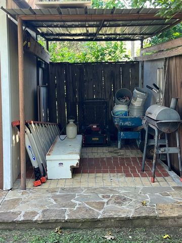 1207 N HYDRAULIC ST, Wichita, KS 67214