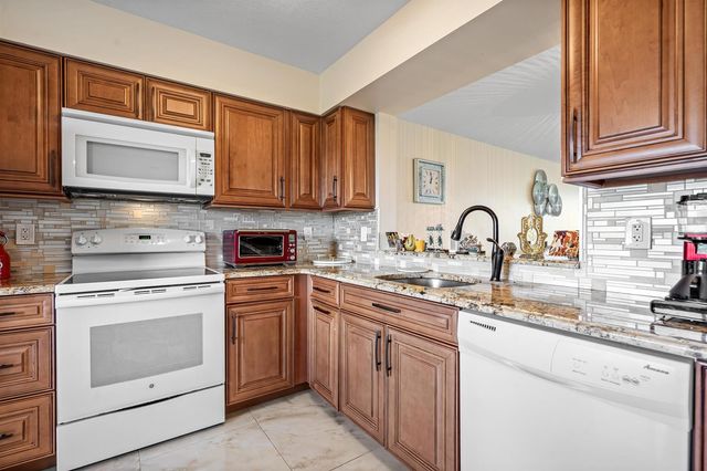7290 Kinghurst Drive 607, Delray Beach, FL 33446