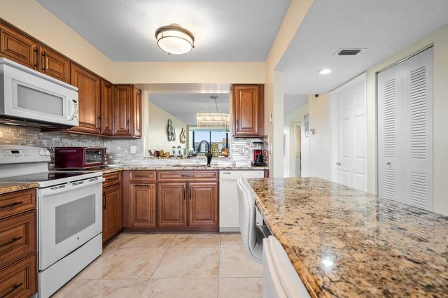 7290 Kinghurst Drive 607, Delray Beach, FL 33446