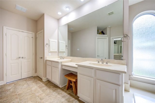 18 Arbor Bend Drive, Houston, TX 77070