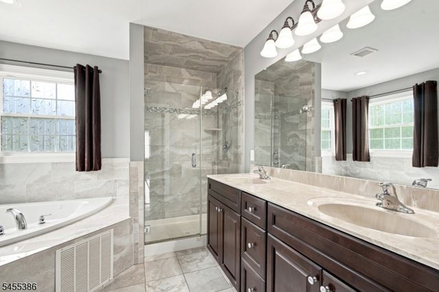 18 Kendall Rd, East Brunswick Twp., NJ 08816