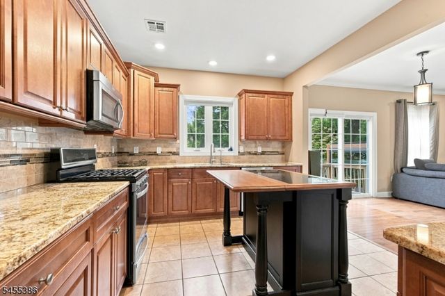 18 Kendall Rd, East Brunswick Twp., NJ 08816