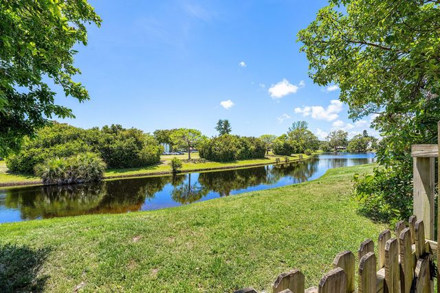 2810 Sand Pines Court, Lake Worth, FL 33462