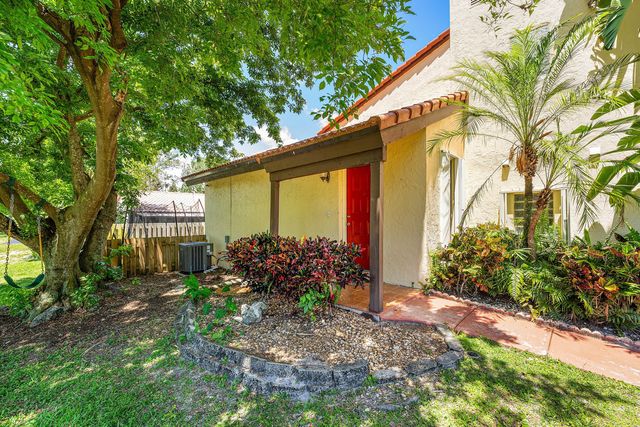 2810 Sand Pines Court, Lake Worth, FL 33462