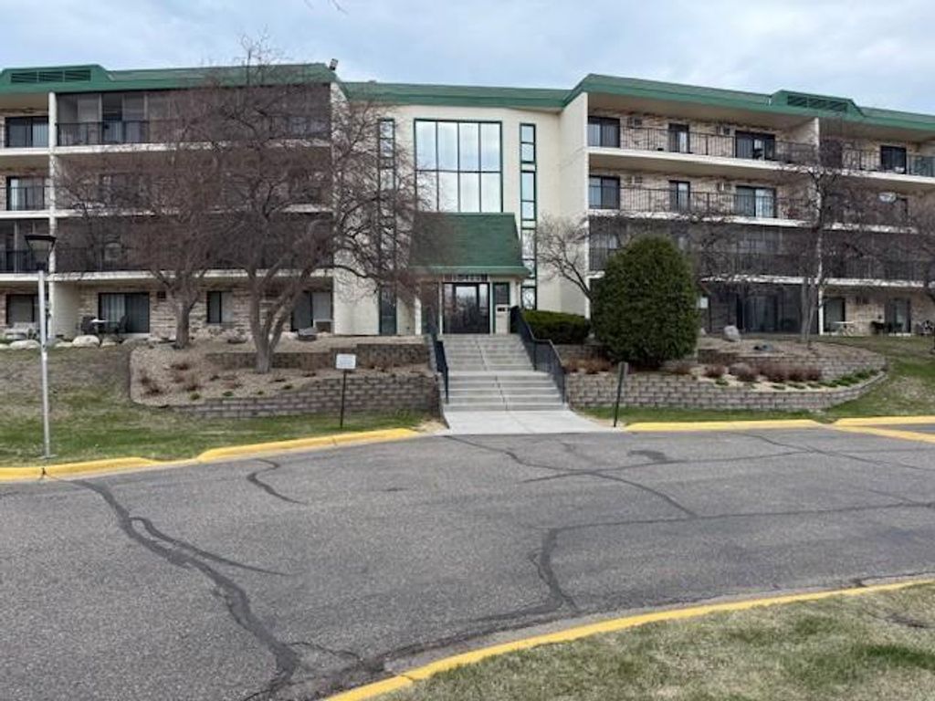 10411 Cedar Lake Road 301, Minnetonka, MN 55305