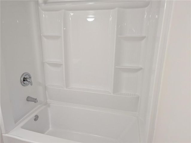 8 Gwyn Lane, West Bloomfield, NY 14469