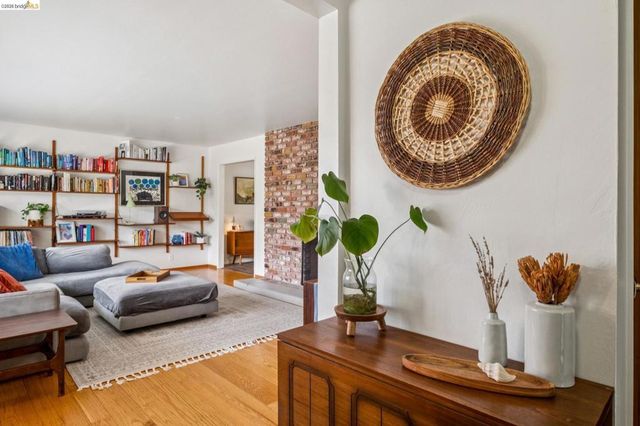 4851 Scotia Ave, Oakland, CA 94605