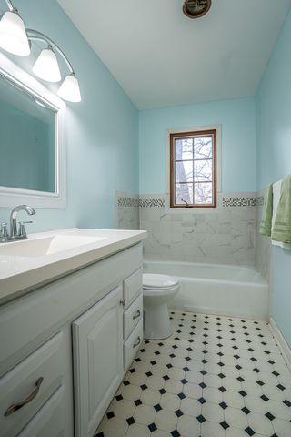 22 Wildwood Trail, Bettendorf, IA 52722