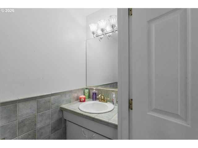 1322 Ne HOGAN Dr, Gresham, OR 97030