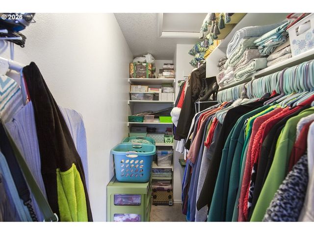 1322 Ne HOGAN Dr, Gresham, OR 97030