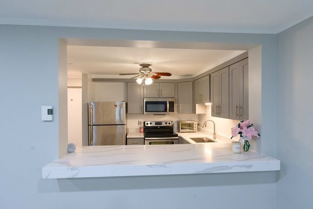 45 Oval Rd 8, Quincy, MA 02170