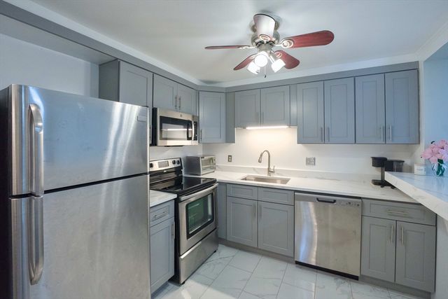 45 Oval Rd 8, Quincy, MA 02170