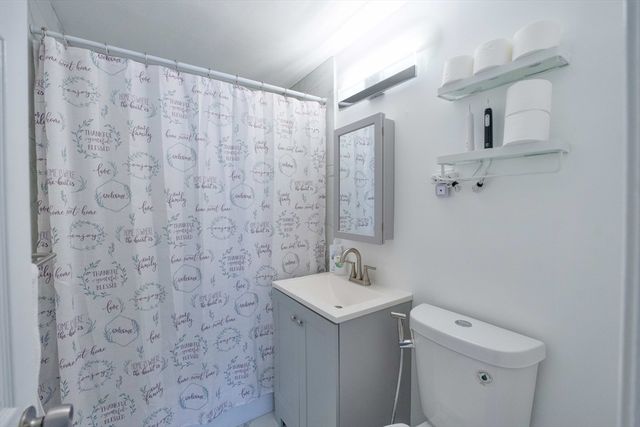 45 Oval Rd 8, Quincy, MA 02170