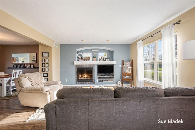 8641 Suntree Drive, Zeeland, MI 49464