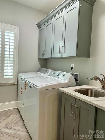 5147 Meadow Park Lane, Hickory, NC 28602