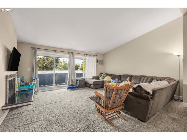 10090 Sw BEAVERTON HILLSDALE Hwy 13, Beaverton, OR 97005