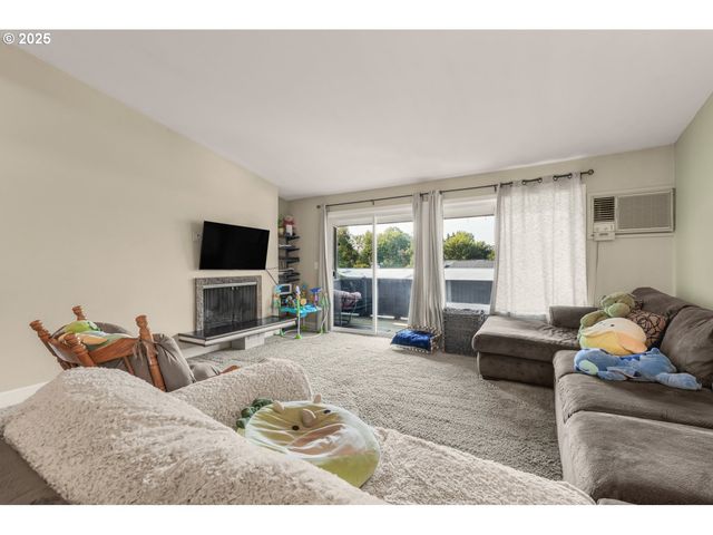 10090 Sw BEAVERTON HILLSDALE Hwy 13, Beaverton, OR 97005