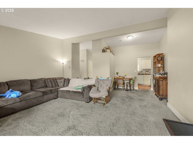 10090 Sw BEAVERTON HILLSDALE Hwy 13, Beaverton, OR 97005