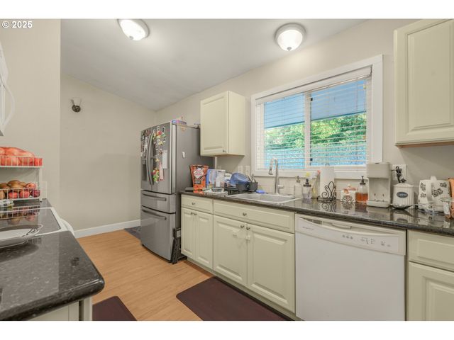 10090 Sw BEAVERTON HILLSDALE Hwy 13, Beaverton, OR 97005