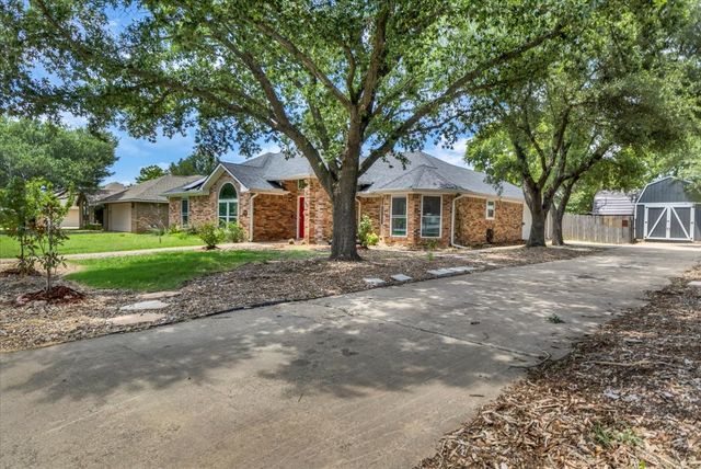 315 Woodlawn Street, Krum, TX 76249