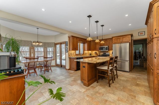 73 Old Mountain Rd, Clinton Twp., NJ 08833