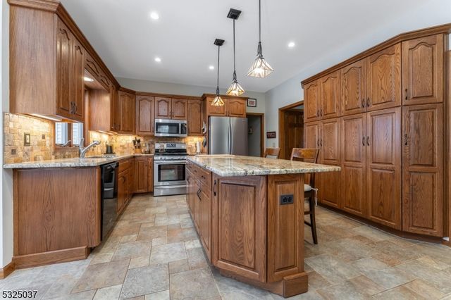 73 Old Mountain Rd, Clinton Twp., NJ 08833