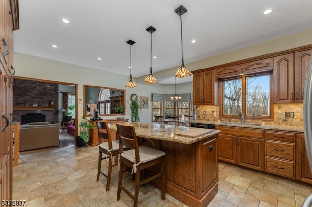 73 Old Mountain Rd, Clinton Twp., NJ 08833