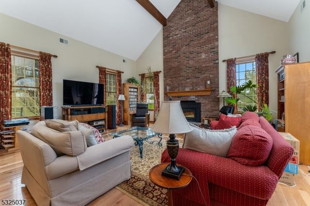 73 Old Mountain Rd, Clinton Twp., NJ 08833