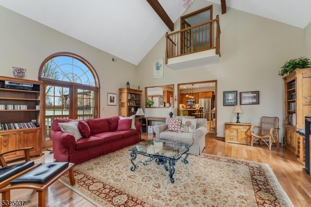 73 Old Mountain Rd, Clinton Twp., NJ 08833