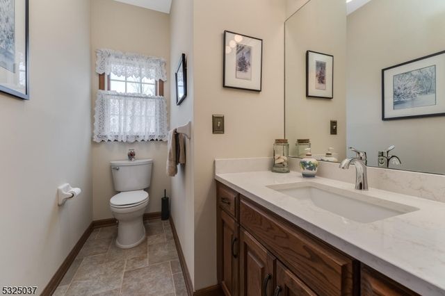 73 Old Mountain Rd, Clinton Twp., NJ 08833