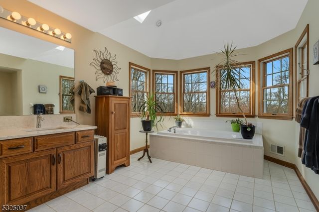 73 Old Mountain Rd, Clinton Twp., NJ 08833