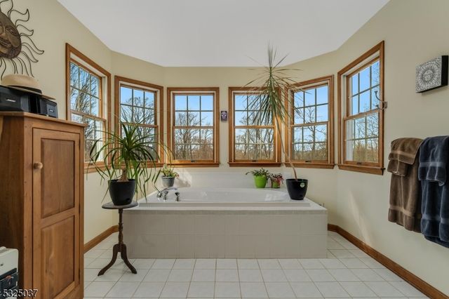 73 Old Mountain Rd, Clinton Twp., NJ 08833