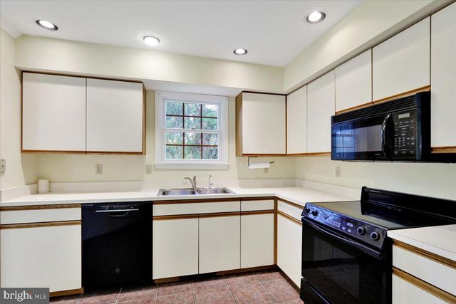 1914 MEADOW LN, Wyomissing, PA 19610