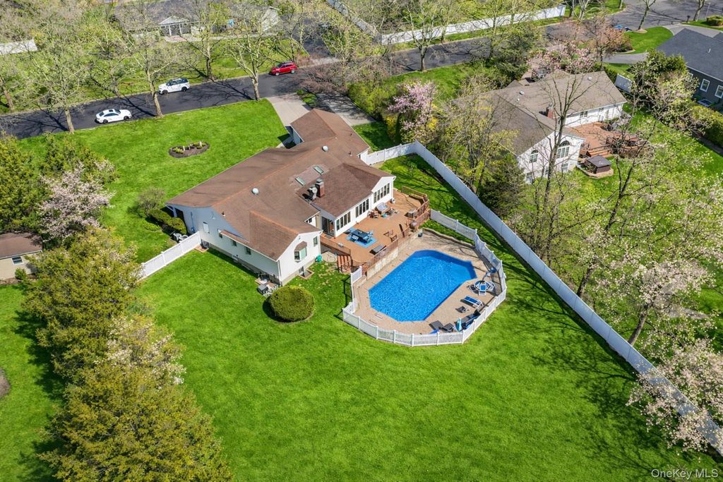 8 Penn Drive, Dix Hills, NY 11746 — photo 2