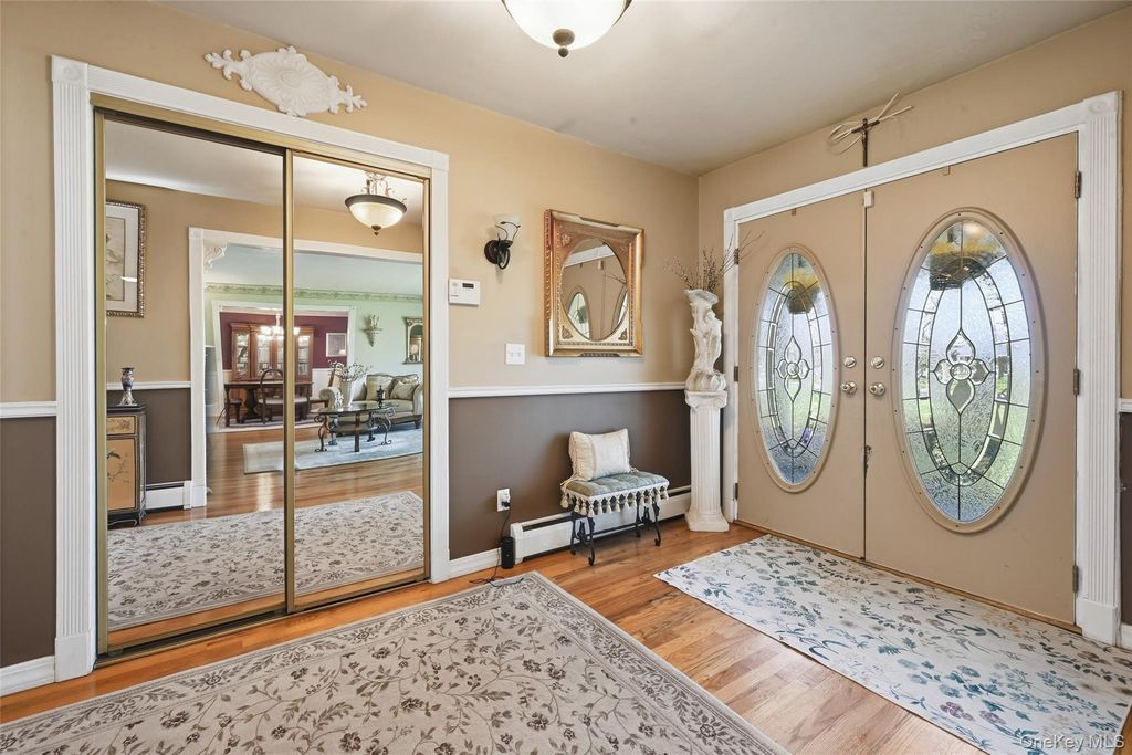 8 Penn Drive, Dix Hills, NY 11746 — photo 3
