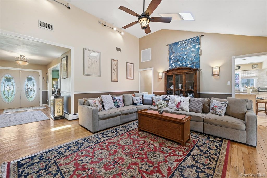 8 Penn Drive, Dix Hills, NY 11746 — photo 5
