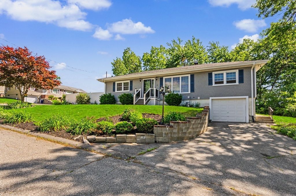 28 Carrington Ave, Dracut, MA 01826