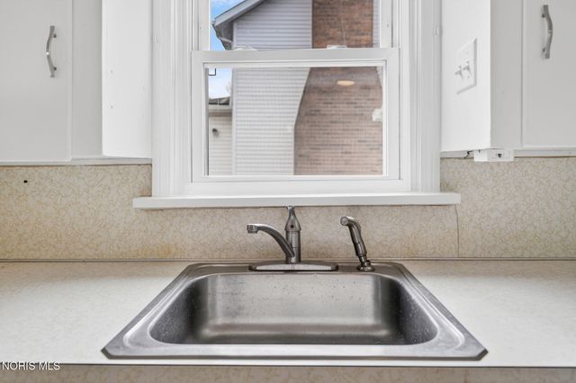 1464 Sunshine Street, Oregon, OH 43616