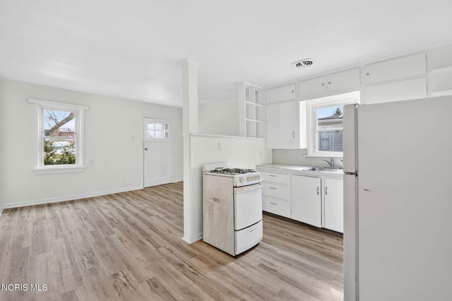 1464 Sunshine Street, Oregon, OH 43616