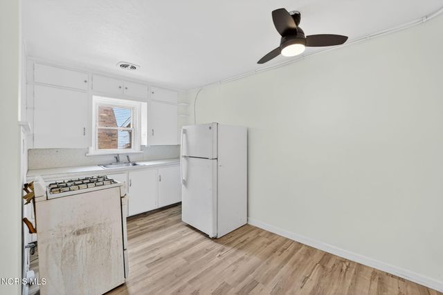 1464 Sunshine Street, Oregon, OH 43616