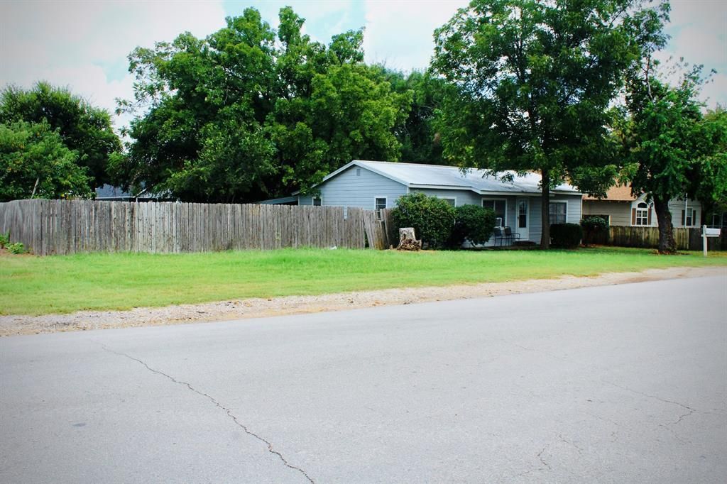 202 Marburger ST, Smithville, TX 78957