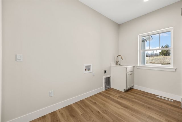 980 17th Ave SW, Mt Vernon, IA 52314