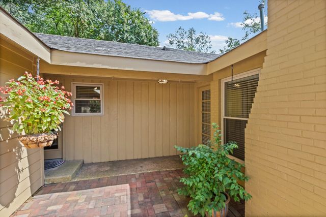 2174 MONTEGO DR, Memphis, TN 38016