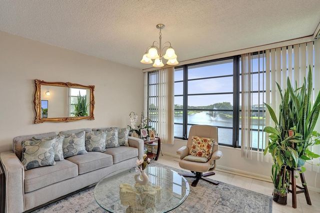 1524 Whitehall Drive 406, Davie, FL 33324