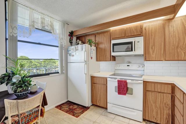 1524 Whitehall Drive 406, Davie, FL 33324