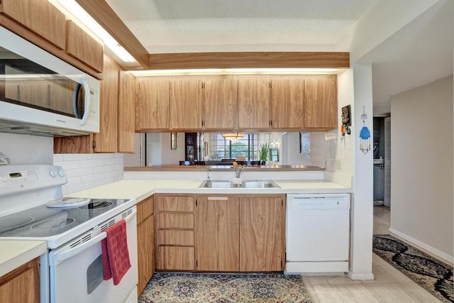 1524 Whitehall Drive 406, Davie, FL 33324