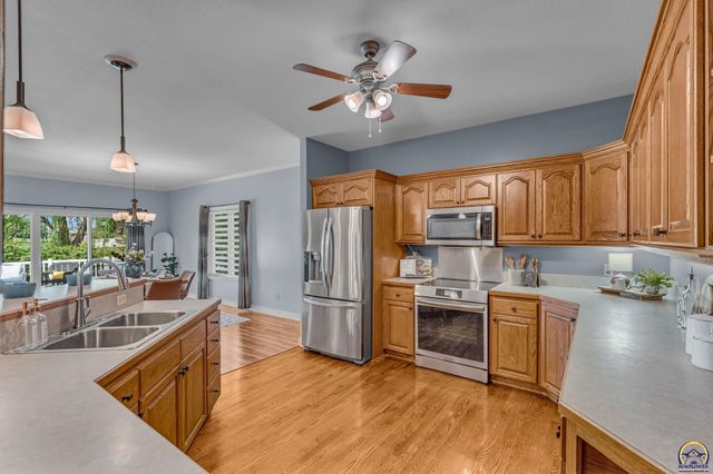 4520 SW Woods DR, Topeka, KS 66610
