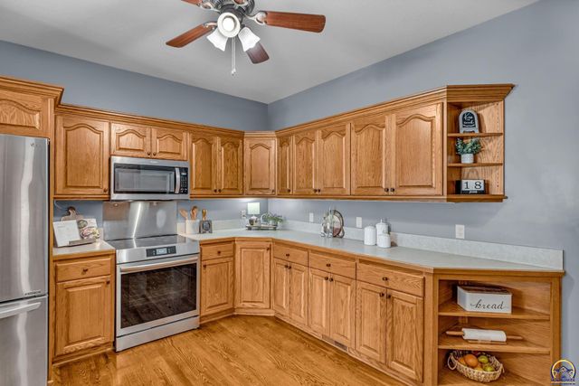 4520 SW Woods DR, Topeka, KS 66610