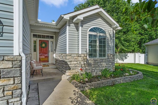 4520 SW Woods DR, Topeka, KS 66610