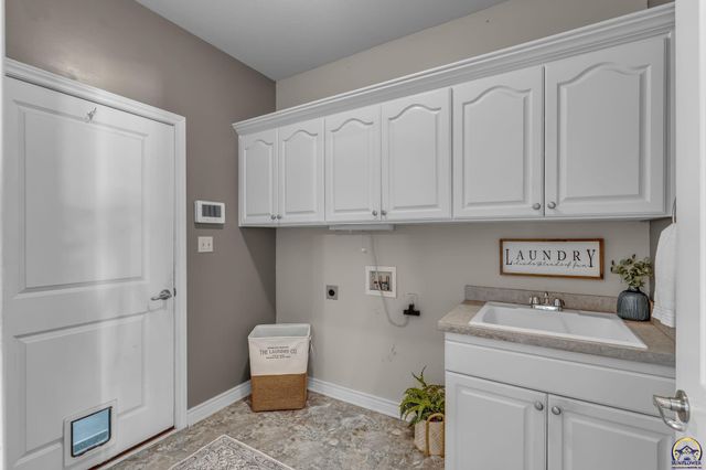 4520 SW Woods DR, Topeka, KS 66610